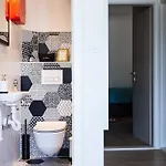 Black & White St - Comfort Two Bedroom With Balcony