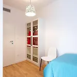 Apartment Black & White St - Comfort Two Bedroom With Balcony