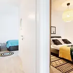 Black & White St - Comfort Two Bedroom With Balcony *