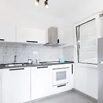 Black & White St - Comfort Two Bedroom With Balcony Apartment Split