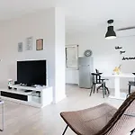 Black & White St - Comfort Two Bedroom With Balcony Apartment *