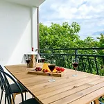 Apartment Black & White St - Comfort Two Bedroom With Balcony Split