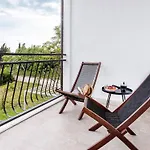 Black & White St - Comfort Two Bedroom With Balcony * Split