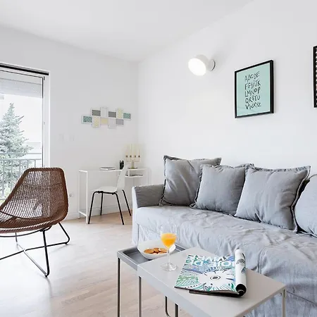Black & White St - Comfort Two Bedroom With Balcony *