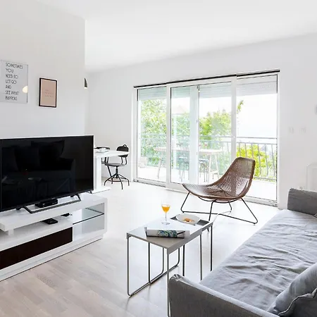 Black & White St - Comfort Two Bedroom With Balcony