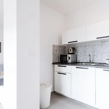 Black & White St - Comfort Two Bedroom With Balcony Appartement