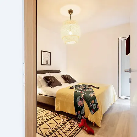 Black & White St - Comfort Two Bedroom With Balcony Appartement