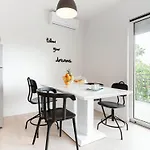 Black & White St - Comfort Two Bedroom With Balcony Split