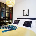 Black & White St - Comfort Two Bedroom With Balcony Apartment *