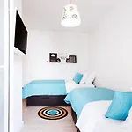 Black & White St - Comfort Two Bedroom With Balcony Split