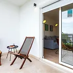 Black & White St - Comfort Two Bedroom With Balcony * Split