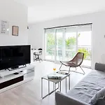 Black & White St - Comfort Two Bedroom With Balcony