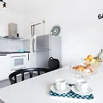 Apartment Black & White St - Comfort Two Bedroom With Balcony