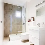 Black & White St - Comfort Two Bedroom With Balcony *