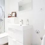 Apartment Black & White St - Comfort Two Bedroom With Balcony
