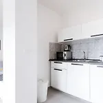 Black & White St - Comfort Two Bedroom With Balcony Apartment