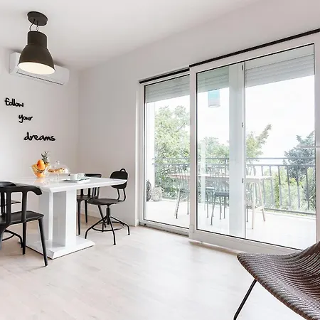 Black & White St - Comfort Two Bedroom With Balcony Сплит