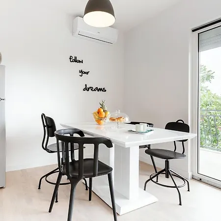 Black & White St - Comfort Two Bedroom With Balcony Сплит