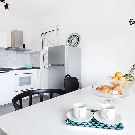 Апартаменты Black & White St - Comfort Two Bedroom With Balcony