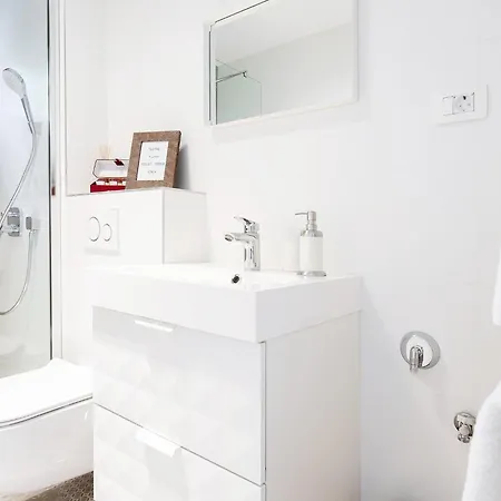 Апартаменты Black & White St - Comfort Two Bedroom With Balcony