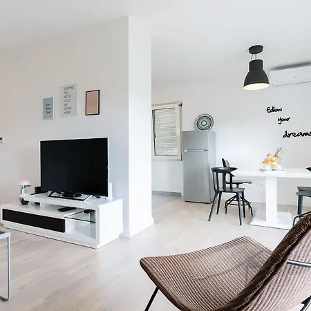 Black & White St - Comfort Two Bedroom With Balcony Апартаменты *