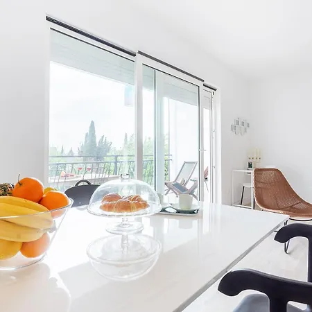 Black & White St - Comfort Two Bedroom With Balcony
